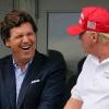 Fox-News-Moderator Tucker Carlson (links), und Ex-Präsident Donald Trump vergnügen sich auf Trumps Golfkurs. Phantomgast bei jeder Veranstaltung von Carlson ist Trump selbst.