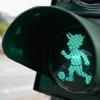 Das Maskottchen «Betzi» des Fußball-Bundesliga-Zweitligisten 1. FC Kaiserslautern, ist als Ampelmännchen an einer Ampel am Polizeipräsidium Westpfalz.