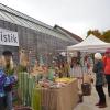 Gartenfans bis aus dem Alpenraum strömten auf die Illertisser Jungviehweide, um sich beim Gartenflohmarkt „Gras und Krempel“ für den bevorstehenden Herbst und eventuell schon mit Frühjahrszwiebeln einzudecken. 