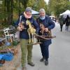 Gartenfans bis aus dem Alpenraum strömten auf die Illertisser Jungviehweide, um sich beim Gartenflohmarkt „Gras und Krempel“ für den bevorstehenden Herbst und eventuell schon mit Frühjahrszwiebeln einzudecken. 