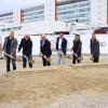 Spatenstich für das neue Hochfrequenzzentrum am Audi Standort Ingolstadt (von links): Jörn Leopold (Leiter Entwicklung EMV Gesamtfahrzeug/Rundfunkantennen, Steuerung Funk), Reinhard Prechler (Leiter Integration Gesamtfahrzeug, Systemintegration Elektrik/Elektronik), Ulrich Herfeld (Leiter Entwicklung Gesamtfahrzeug), Karl Durst (Leiter Steuerung Geschäftsbereich Technische Entwicklung), Markus Faigl (Gesamtprojektleiter Hochfrequenzzentrum) und Robert Bacher (Leiter Real Estate Planung Audi Konzern).