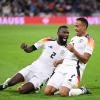 Deutschlands Jamie Leweling (rechts) bejubelt sein Tor zum 1:0 mit Antonio Rüdiger.