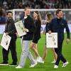 Die Ex-Nationalspieler Ilkay Gündogan (l-r), Manuel Neuer und Thomas Müller wurden vor dem Anpfiff verabschiedet.