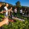 Eine Yoga-Lehrerin und das Staatsweingut in Freiburg bieten gemeinsam den Yoga-Kurs und Wein an.