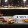 Maschine der Fluggesellschaft Condor auf dem Hamburger Flughafen: Die Airline reagiert auf die gestiegenen Kosten.