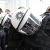 Sollen für Sicherheit sorgen: Polizistinnen und Polizisten im Stadion.