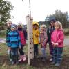 Viel Freude bereitete den Kindern des Kinderhauses St. Martin das Einpflanzen von Apfelbäumen am neuen Talaueweg.