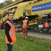 Am Dienstag hat "Katharina die Große" den Gleisunterbau der Ammerseebahn bei Holzhausen erneuert. Die Gleise waren schon zuvor neu verlegt worden. Vorne auf dem Bild ist Projektleiter Patrik Baur von der Deutschen Bahn zu sehen.