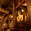 Die große goldene Buddha-Statue im Wat Xieng Thong Tempel in Luang Prabang.