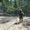 Polnische Soldaten bewachen die Metallbarriere an der Grenze zu Belarus. Polen will das Recht auf Asyl aussetzen. (Archivbild)