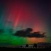 Polarlichter leuchten in verschiedenen Farben, weil verschiedene Teilchen der Lufthülle in verschiedenen Höhen angeregt werden. (Archivbild)