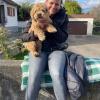 Das ist Eva Maria Ferber mit ihrem Hund „Happy“. Sie waren zu Besuch bei Opa Ferber und haben beim „Bona-Inklusionslauf" die Familie angefeuert. 