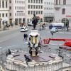 Der Augustusbrunnen auf dem Rathausplatz hat jetzt erstmals seine neue Brunnenabdeckung erhalten. 