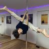 Jennifer Bergner aus dem Wertinger Stadtteil Gottmannshofen ist begeistert vom Pole Dance. Da der Sport an der Stange mit Hose gefährlich sein kann, trägt Bragner nur fürs Foto eine.