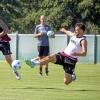 Maximilian Bauer (rechts) wirft sich im Training in einen Schuss von Phillip Tietz (links). FCA-Trainer Jess Thorup beobachtet die Szene. 