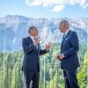 Bergige Landschaft mit US-Präsident: Biden neben Kanzler Scholz beim G7-Gipfel in Bayern. (Archivbild)