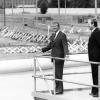 Carter schaut am Potsdamer Platz auf die Berliner Mauer. (Archivbild)