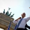 Lässig in der Sommerhitze: Obama hält 2013 vor dem Brandenburger Tor eine Rede. (Archivbild)