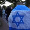 Demonstrant mit Israel-Flagge: Die Eskalation im Nahen Osten beschäft die Menschen weltweit.