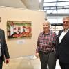 Dieter Hoffmann (Mitte) hat für die Ausstellung über das Lauinger Schloss tief in der Historie gegraben. Mit auf dem Bild sind der Vorstandsvorsitzende der Elisabethenstiftung, Dominik Kratzer (links), und sein Stellvertreter Walter Manz.