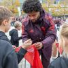 Fahrzeugübergabe an der Audi Piazza in Ingolstadt: Die Bayern Spieler um Offensivmann Serge Gnabry machten ihre Fans mit Selfies und Autogrammen glücklich.