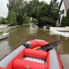 Als die Wassermassen im Juni Wertingen trafen, waren auch Boote im Einsatz.