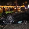 Nach einem Unfall in Mannheim, bei dem drei Fahrzeuge zusammenstießen, lag ein Pkw auf dem Dach.