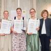 Regierungspräsident Konrad Schober überreichte die Meisterbriefe gemeinsam mit Regierungsdirektorin Maria Anzenberger (rechts) unter anderem an (von links) Kristina Lechleiter, Franziska Klügl und Cathrin Drexl.