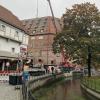 Die nachhaltige Flachsbrücke am Lautenberg in Ulm wird eingehoben.