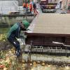 Die nachhaltige Flachsbrücke am Lautenberg in Ulm wird eingehoben.