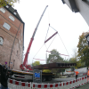 Die nachhaltige Flachsbrücke am Lautenberg in Ulm wird eingehoben.