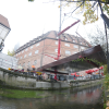 Die nachhaltige Flachsbrücke am Lautenberg in Ulm wird eingehoben.