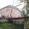 Die nachhaltige Flachsbrücke am Lautenberg in Ulm wird eingehoben.