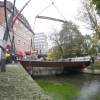 Die nachhaltige Flachsbrücke am Lautenberg in Ulm wird eingehoben.