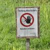 Hinweisschilder warnen in Tapfheim Spaziergänger entlang der Baggerseen an der Donau.