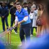 Bundesarbeitsminister Hubertus Heil (SPD) versucht, beim Cricket-Spiel mit Vertretern der indischen Botschaft im Olympiapark in Berlin einen Ball zu schlagen.