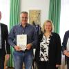 Dienstjubiläum bei der Stadt Aichach: (von links) Personalratsvorsitzender Stefan Beer, Michael Thalhofer, Bauamtsleitung Carola Küspert, Bürgermeister Klaus Habermann.