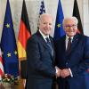 US-Präsident Joe Biden und Bundespräsident Frank-Walter Steinmeier geben sich die Hand bei der Begrüßung im Schloss Bellevue in Berlin.