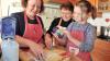Beim Backen hilft die ganze Familie mit