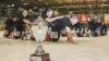 Da war er noch "ganz" und die ECDC-Männer freuten sich: Doch wenig später "klauten" einige Spielerfrauen den Deckel des Bayernliga-Meisterpokals und stellen nun eine Forderung an ihre Jungs.
