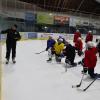 Christoph Seitz (links) stellt den Spielern des EV Bad Wörishofen die Trainingsinhalte vor.