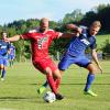 Erst am Feiertag am Dienstag ist der 1. FC Sonthofen (im Bild Maximilian Bär/rotes Trikot) im Bayernliga-Punktspiel gegen den SV Pullach im Einsatz. Auf eigenem Platz wollen die Oberallgäuer dem großen Meisterschaftsfavoriten ein Bein stellen. Anpfiff ist um 16 Uhr.