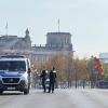 Sicherheitskräfte sichern die Bereiche rund um das Hotel Ritz-Carlton, das Kanzleramt und Schloss Bellevue ab.