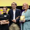 Der Schriftsteller Saša Stanišić und die Illustratorin Regina Kehn (links) haben den Jugendliteraturpreis für ihr Kinderbuch «Wolf» gewonnen.