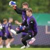 Manuel Neuer (vorne) und Alexander Nübel (hinten) stehen sich am Samstag gegenüber.