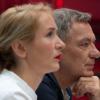 Ines Schwerdtner (l) und Jan van Aken verfolgen auf dem Bundesparteitag der Partei Die Linke die Rede des scheidenden Parteivorsitzenden.