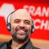 Roberto Saviano, italienischer Autor, lächelt bei einer Diskussionsrunde unter der Überschrift «Schreiben in illiberalen Zeiten».