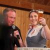 Ganz genau wurde hingeschaut bei der Bierverkostung beim ersten Unterallgäuer Brauereifest. Unser Foto zeigt Hans Roth vom Storchenbräu aus Pfaffenhausen mit der bayerischen Bierkönigin Linnea Klee.