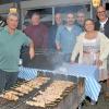 Die maßgeblich Verantwortlichen des Griechisch-Bayerischen Oktoberfests in Senden: Alexandra Liapaki (Griechische Gemeinde, vorne rechts), daneben Sportvorstand Francesco Genkarelli sowie Jürgen Schuster vom FV Ay (hinten rechts) und daneben der Vorsitzende des FV Senden, André Lutz.