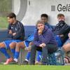 Im Schmerz vereint: Die Bank des FC Günzburg und Trainer Robert Nan in der Schlussphase der Partie gegen den TSV Meitingen.